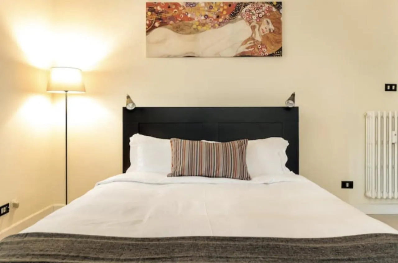 Sunny Flat In Elegant Building Close To Colosseum Рим 0*,  Италия