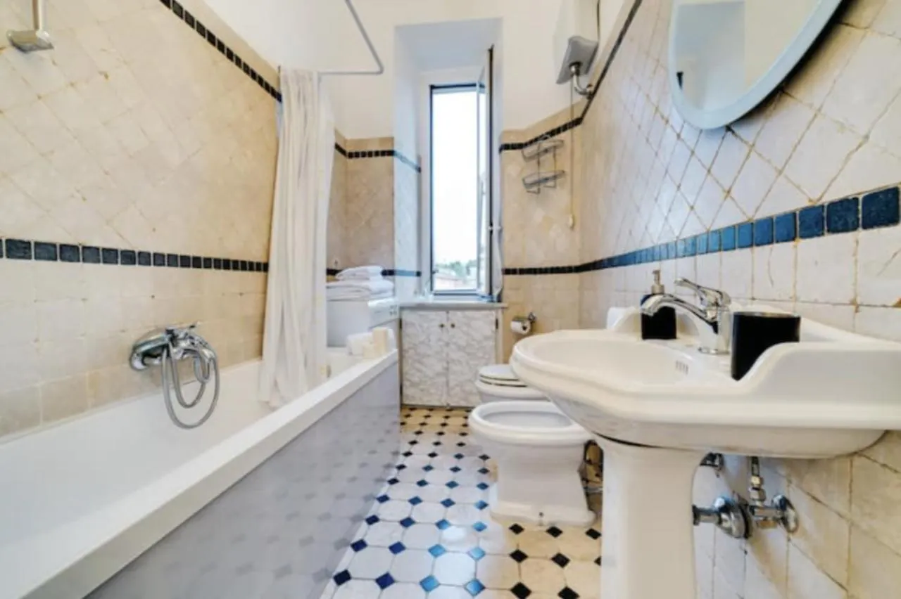 Апартаменты Sunny Flat In Elegant Building Close To Colosseum Рим